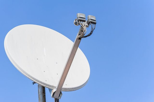 Satellitenschüssel mit LNB vor blauem Himmel
